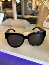 Load image into Gallery viewer, Fashion Sunglasses - Women
